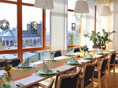 Sie können Ihre Mahlzeiten im gemeinsam genutzten Essbereich zu sich nehmen und haben von dort einem wunderschönen Blick über Bensheim.