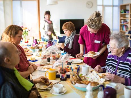 Das Hospiz ist ein Ort zum Leben und zum Loslassen, kein Sterbehaus. Besuche durch Angehörige und ehrenamtliche MitarbeiterInnen sind uns immer willkommen.