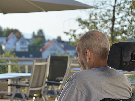 Die große nach Westen ausgerichtete Terrasse ist barrierefrei zu erreichen und bietet großzügig Raum für Ruhe oder Gespräche an der frischen Luft.