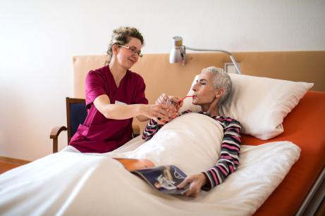 Pfelgerin und Patientin